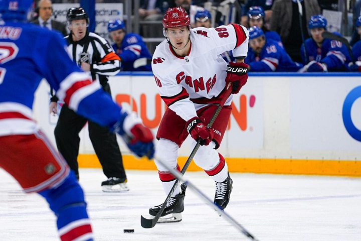 Carolina Hurricanes poprvé v sezóně vyhrála čtyři za sebou